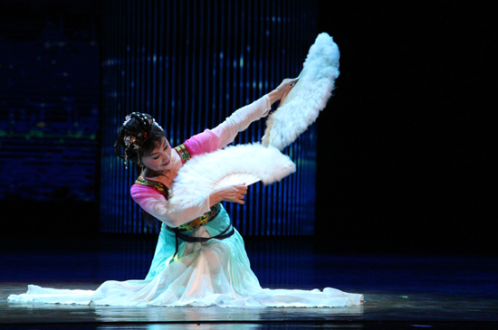 十岁成为孤儿受尽白眼,41岁成亚洲舞蹈皇后,67岁演500场舞台剧