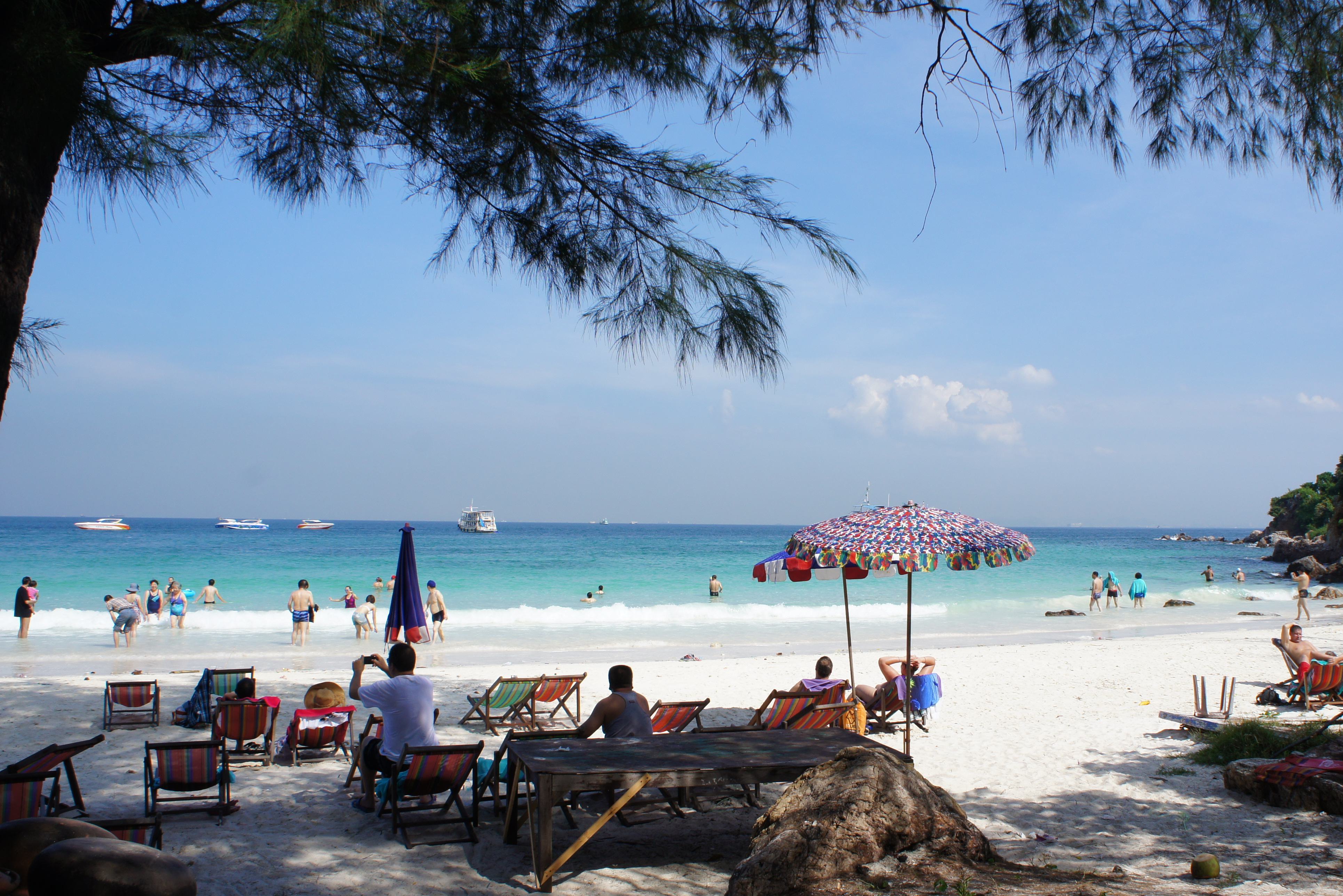 泰国珊瑚岛位于普吉岛东南部,距离普吉岛九公里,小岛从东到西长约三