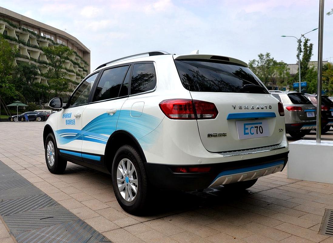 野马ec70局部的蓝色饰条彰显出独特身份,在各个方面均有提升