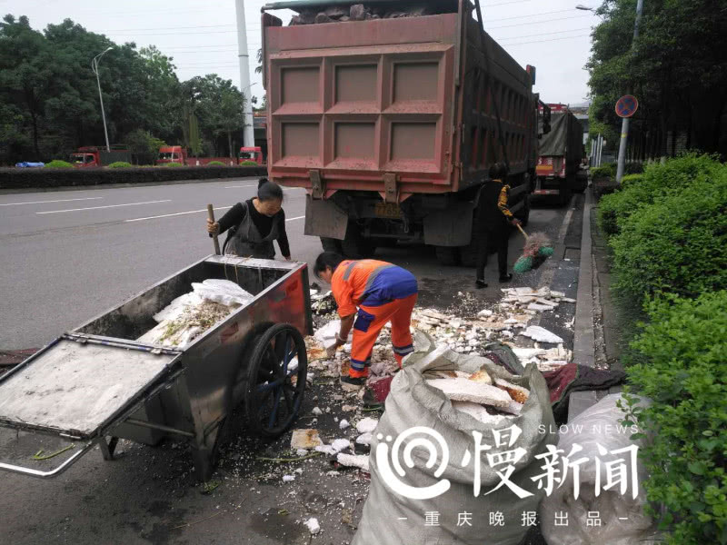 太過分了!重慶一輛大貨車趁夜主幹道傾倒垃圾 足足塞滿一車道