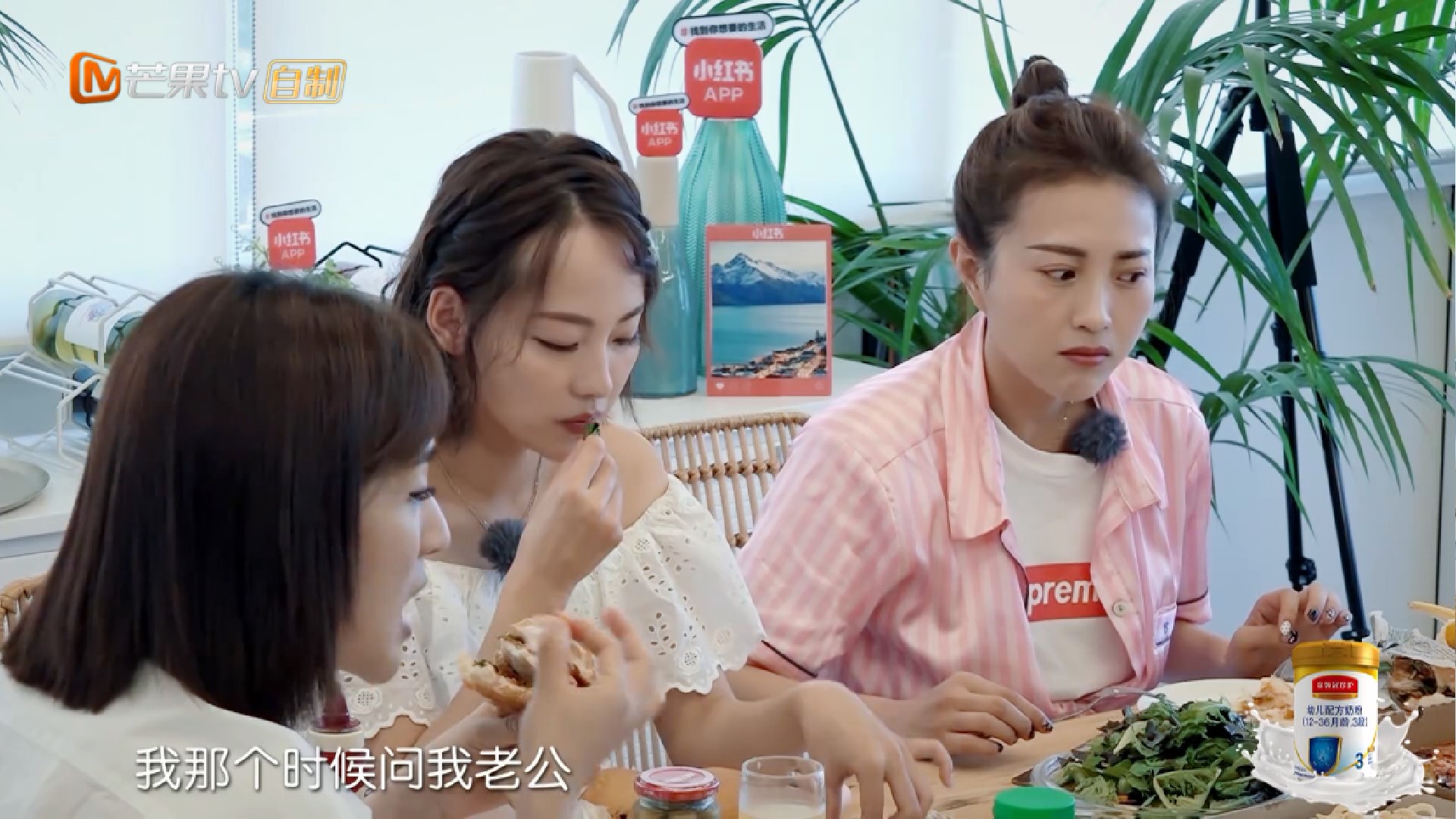 谢娜全程在吃汉堡,章子怡一口不吃,你发现张嘉倪吃的东西了吗