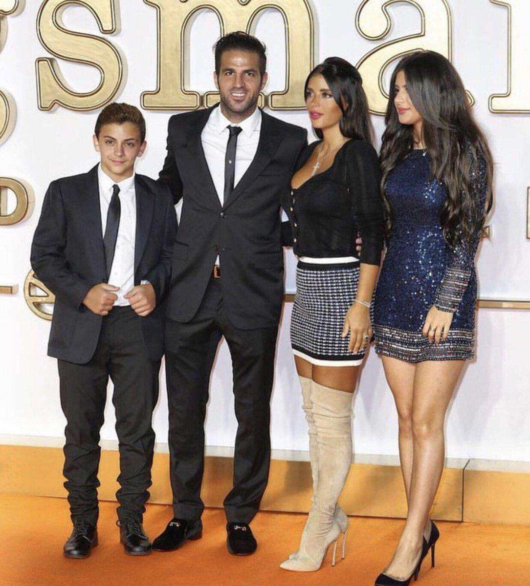 球星夫人们自己的活动 梅西老婆和小法太太继女携手出席时装秀