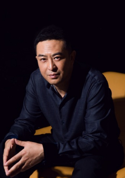 张嘉译双手合在一起,犀利的眼神也是很霸气了