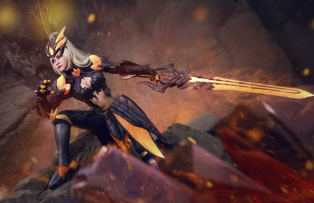 《王者荣耀》花木兰水晶猎龙者cosplay,冷艳御姐你hold住吗