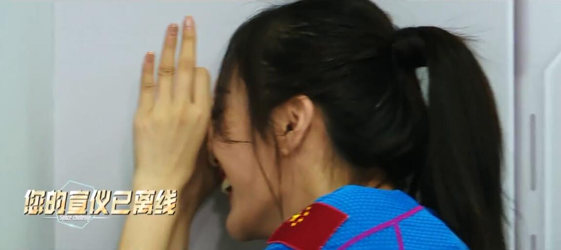 陈锴杰当众全裸上半身,吴宣仪想看又脸红害羞不知所措太可爱!