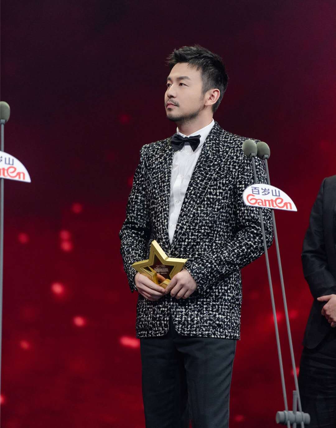 戴上眼镜的雷佳音则多了几分书生气,偏分的刘海和黑框眼镜,加上绿棕色