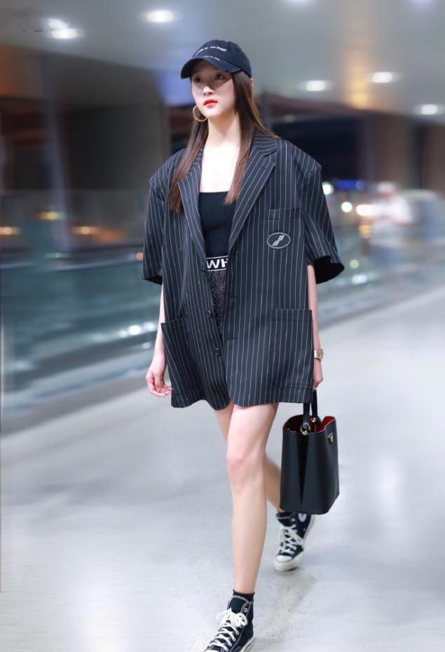 关晓彤机场街拍有心机,皆是宽松男友风,"下身失踪"秀性感美腿