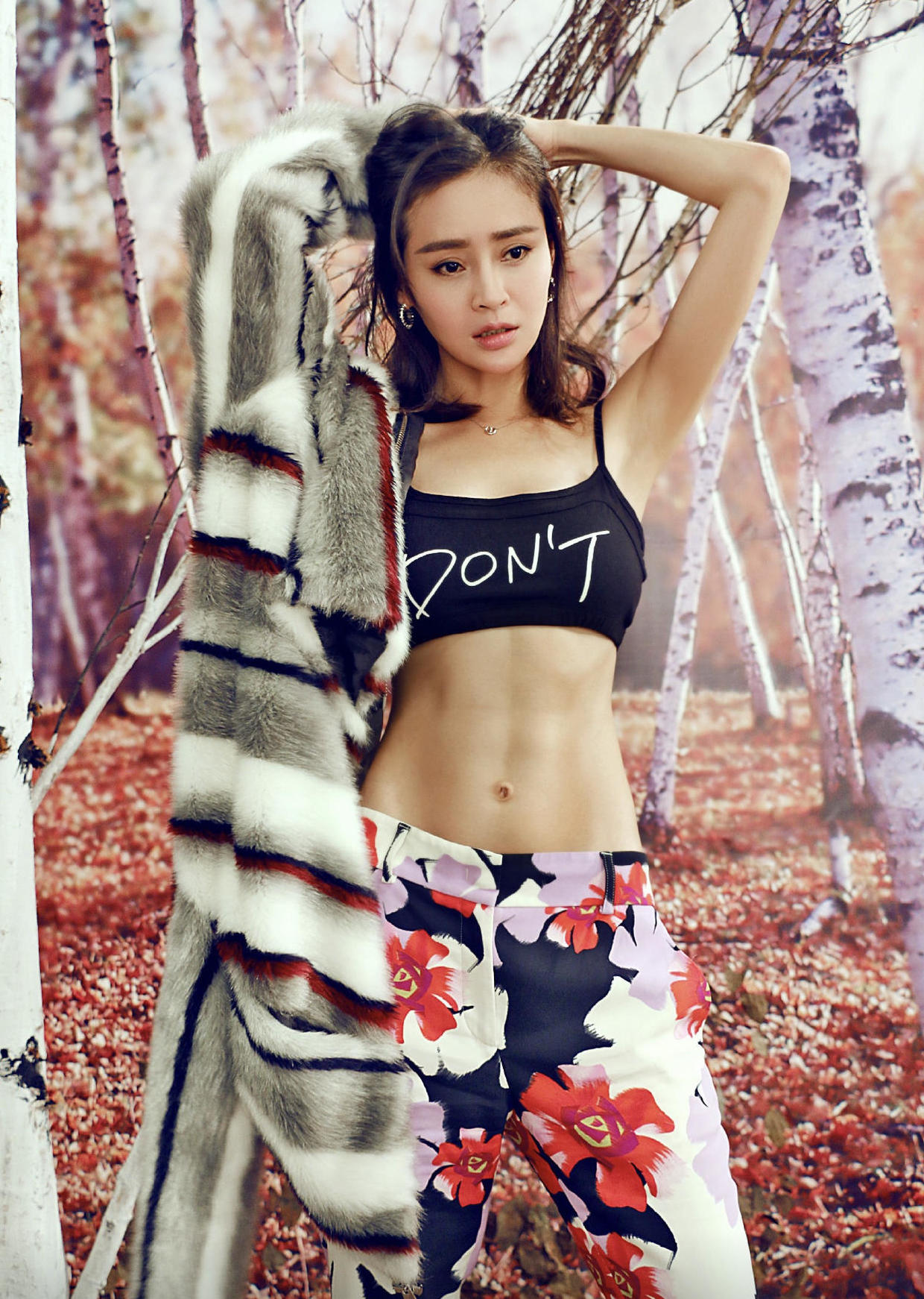 于明加穿衣真狂野,黑色吊带配印花长裤秀马甲线,半穿皮草太抢眼