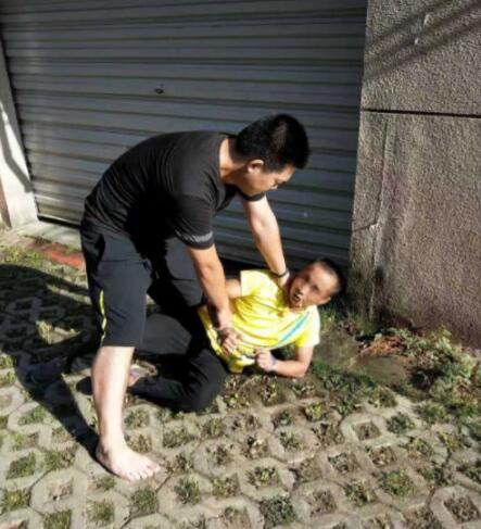 赤脚民警跑300米擒贼 追捕时鞋跑掉索性全脱