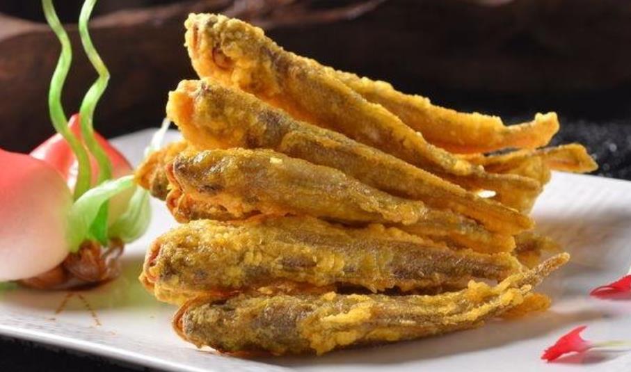 炸鱼时,不要直接下锅,饭店都这样做,外皮酥脆,鱼肉鲜嫩无腥味