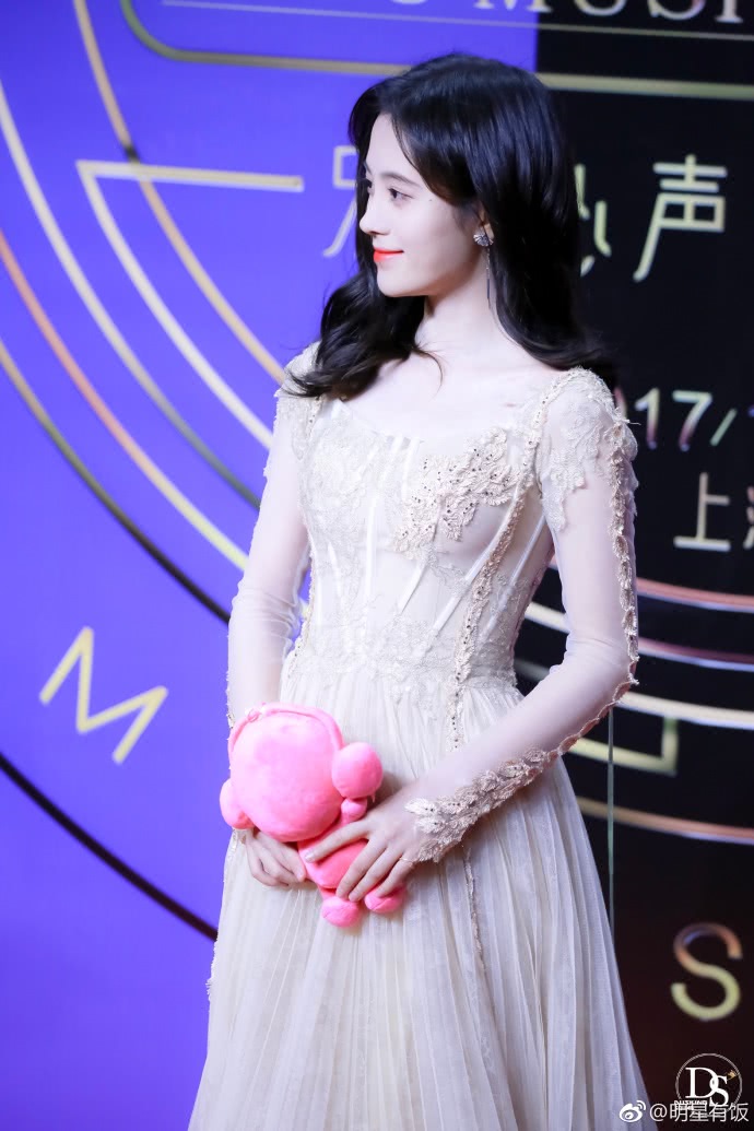 鞠婧祎也发福?三围涨的太明显,和微胖时的范冰冰一样壮!