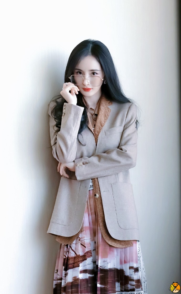 杨幂白色西装# 今天是温柔的乖姐姐 虽然西装很酷仍然柔情似水 期待