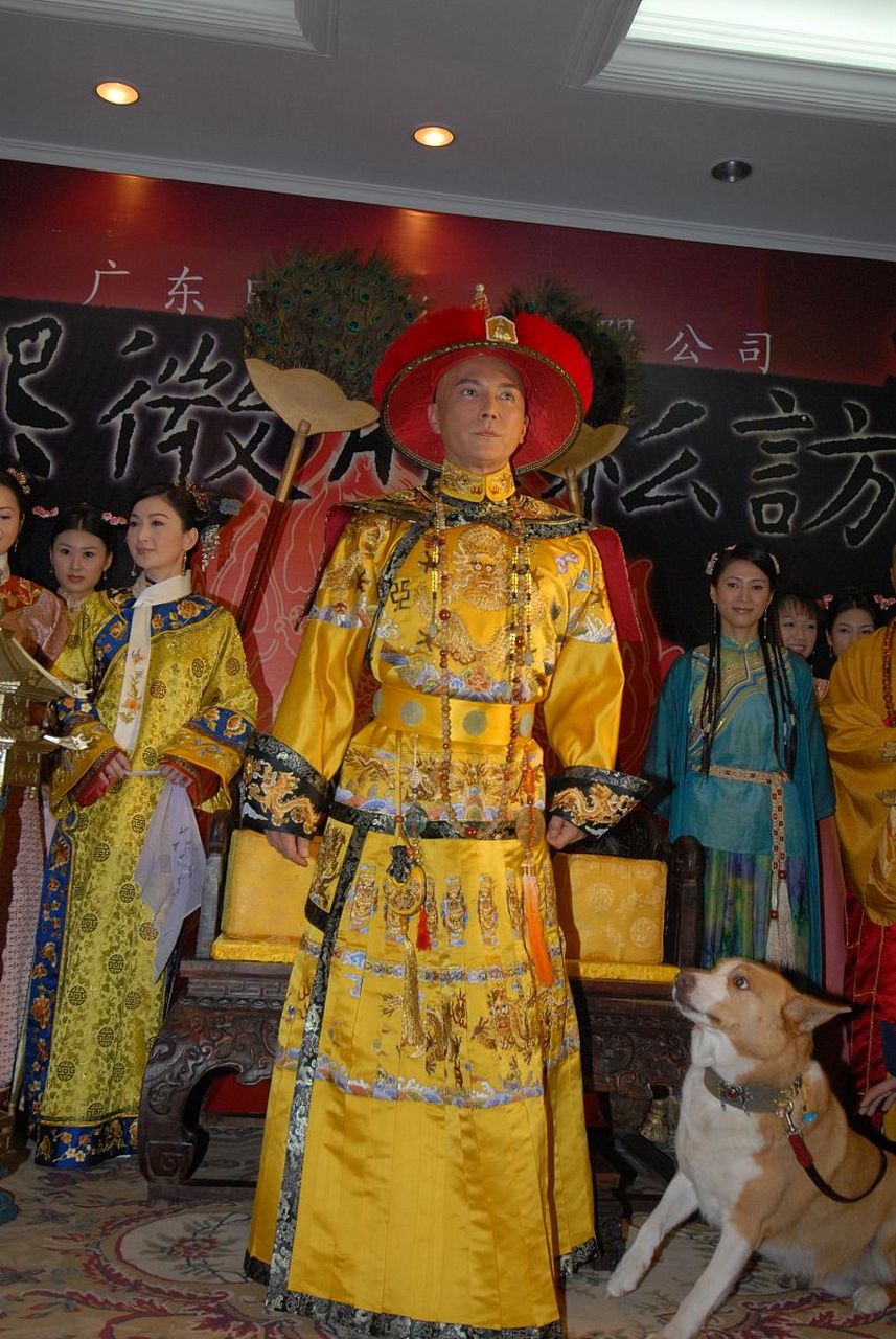 康熙微服私访,发现一户人家门上对联写着:"家有万金不算富,五个儿子是