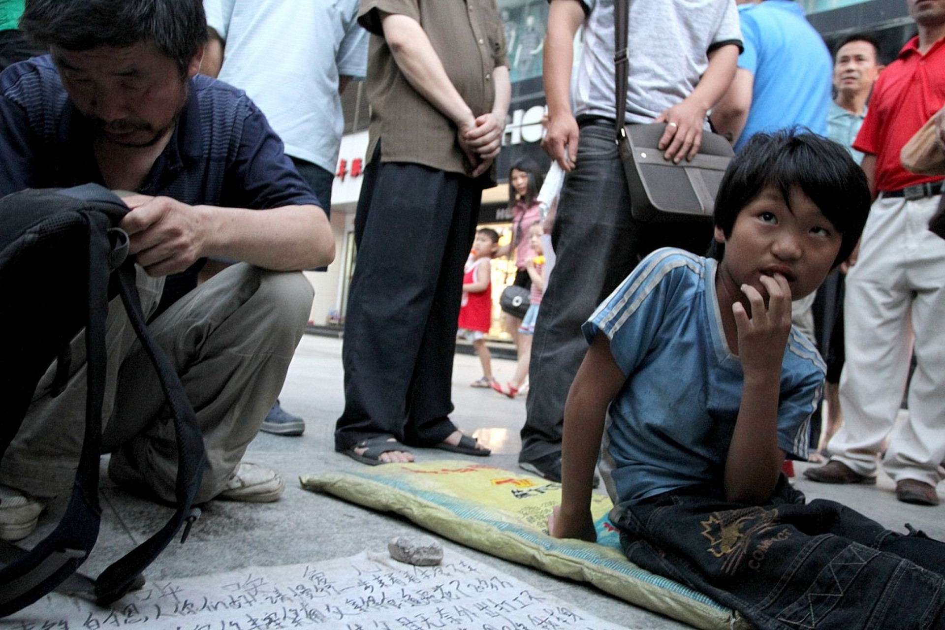 近日,网友在社交媒体上分享了一张地铁站内孩子跪地乞讨的照片,引发