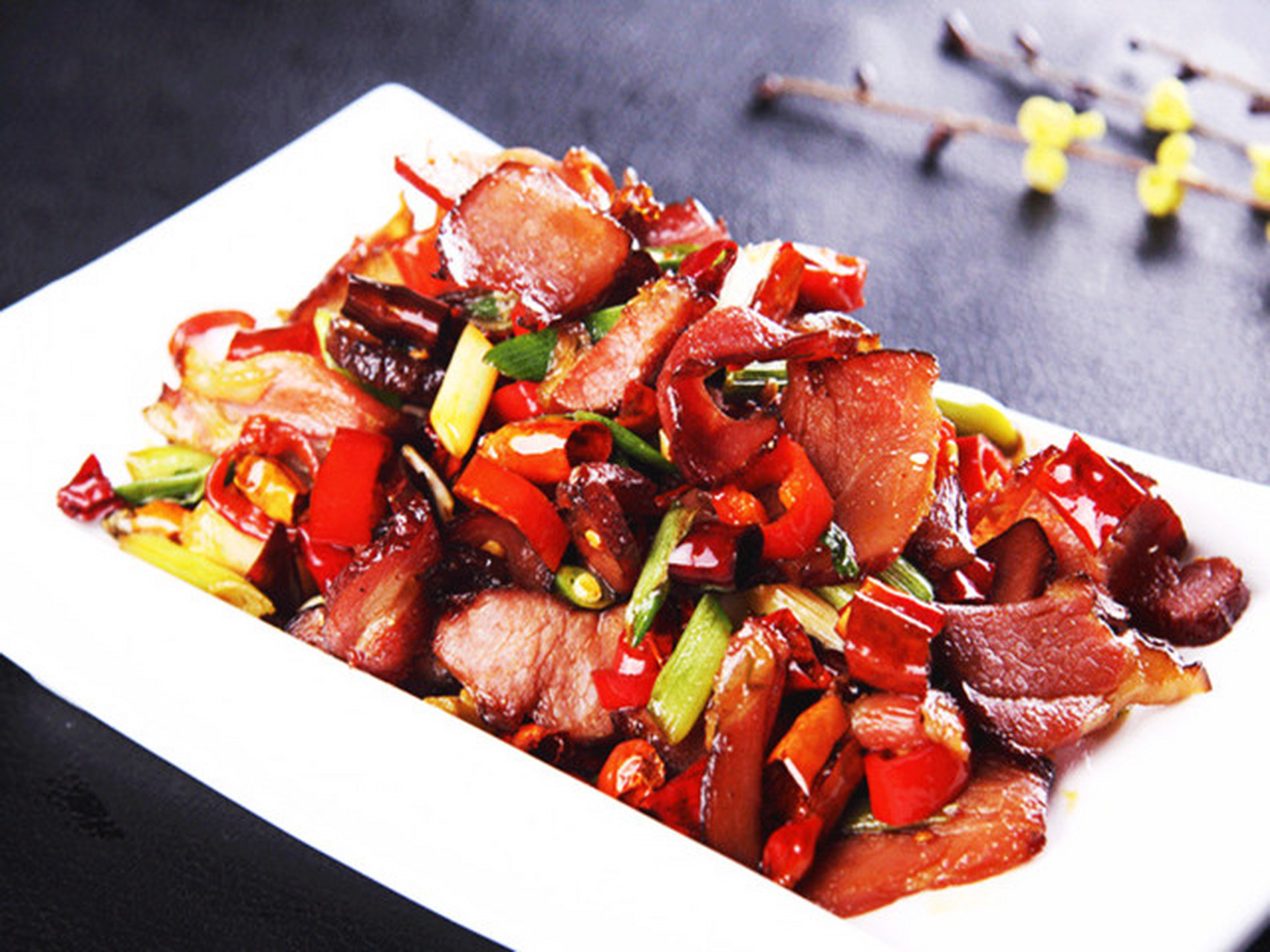 石门土家腊肉,食用时,取肉在火上将肉皮烧焦黄,放在温水中将皮泡软,刮