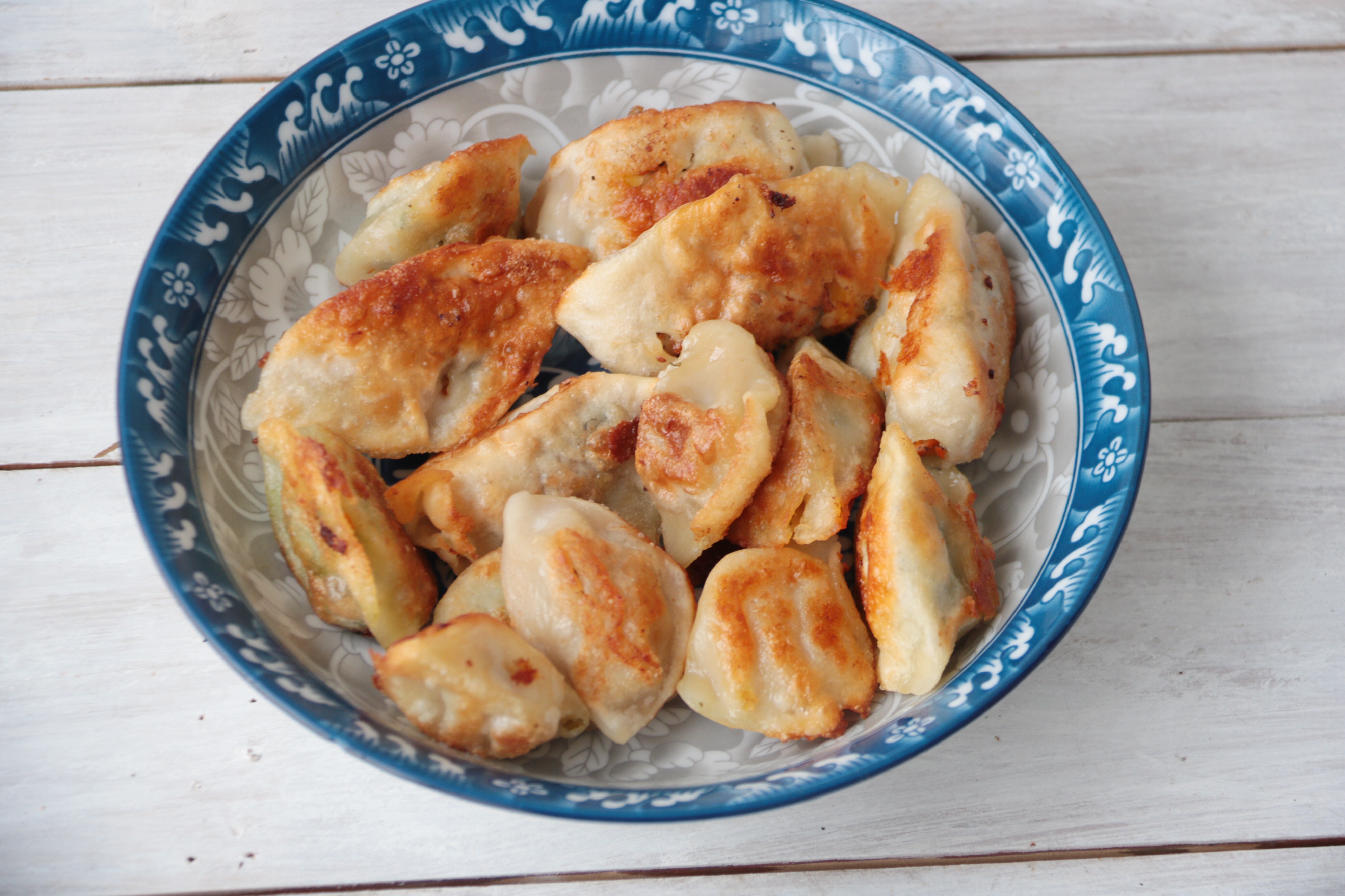 猪肉煎饺,昨晚剩下的水饺,早上放少许油煎至金黄,喷香美味,外面饺子皮