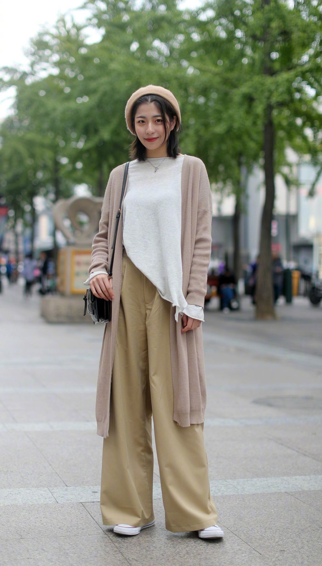 街拍:休闲穿搭的小姐姐,简洁又干练,你喜欢吗?