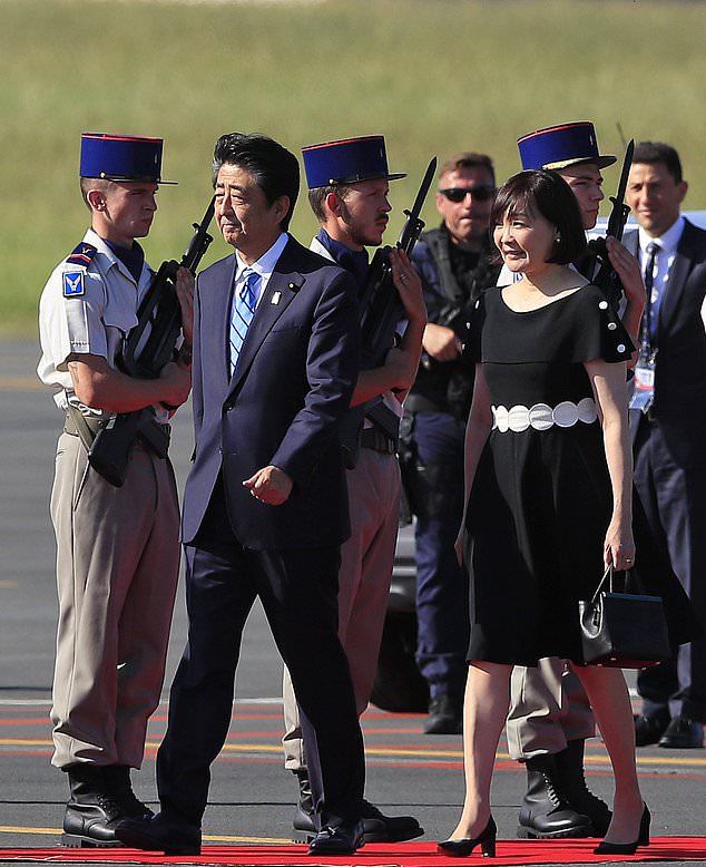 57岁安倍昭惠穿花朵白裙闪耀法国!美得沁人心脾,尽显独特东方美