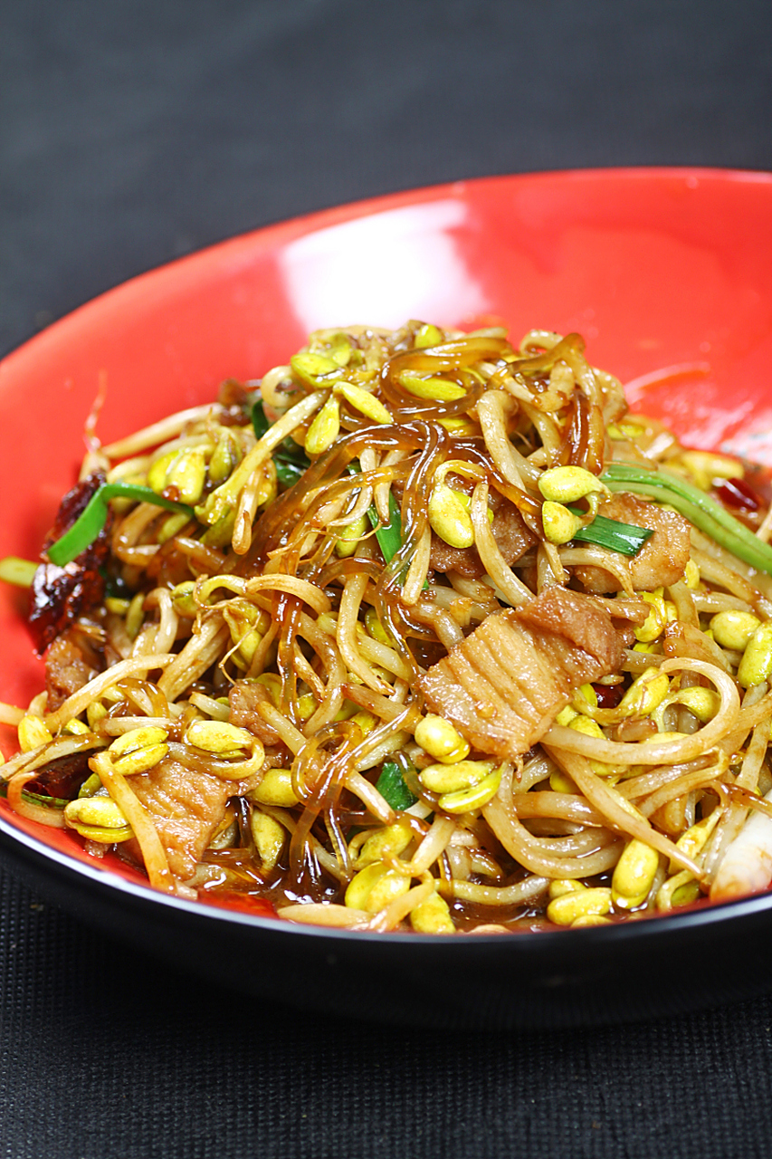 黄豆芽炒肉是一道非常简单的家常菜,以下是一些制作方法:  热锅凉油