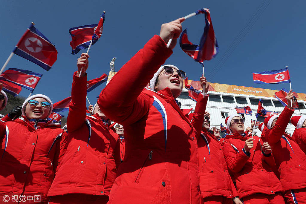 平昌冬奥会:朝鲜美女拉拉队拿"雪花"为滑雪选手助威