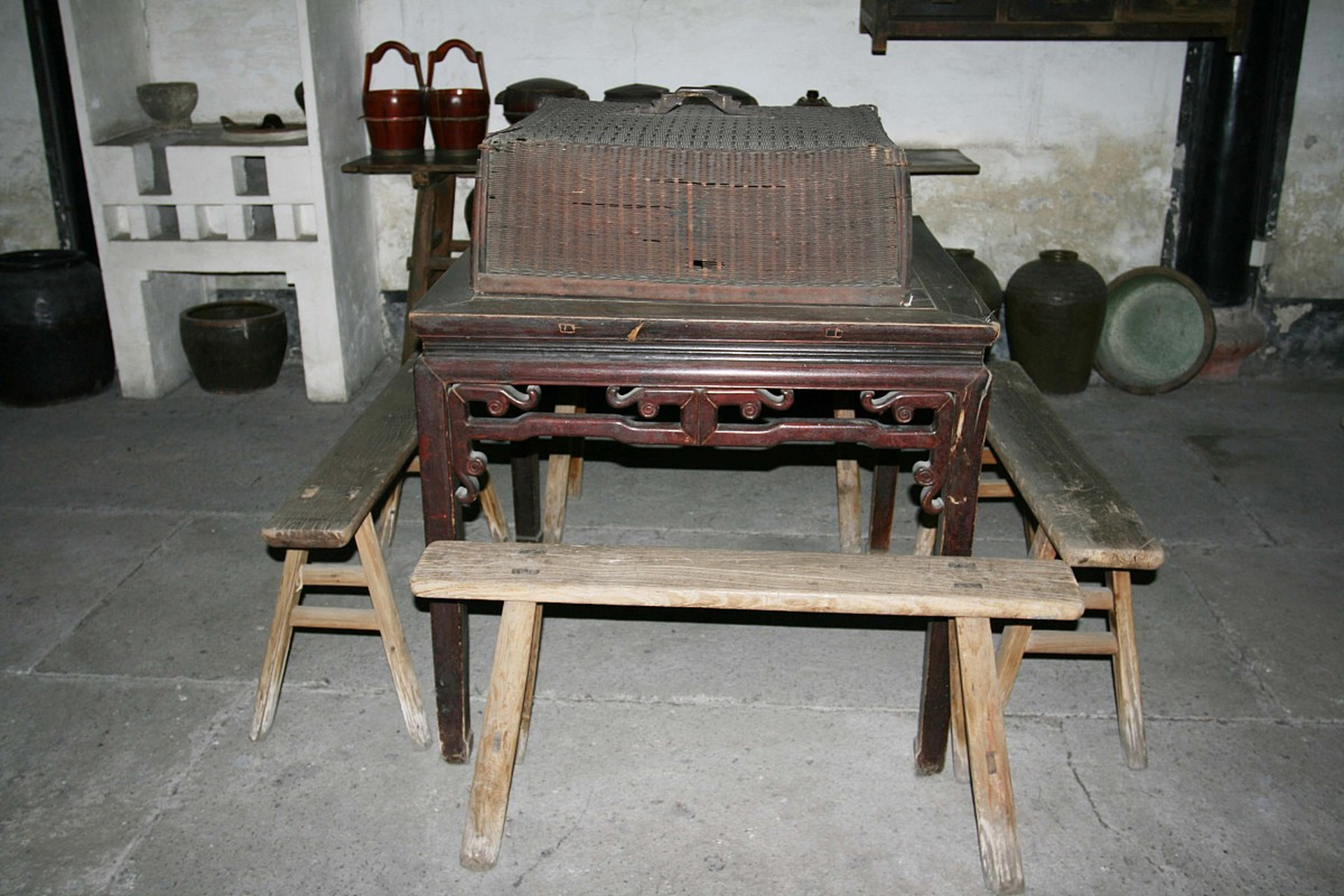 春凳在古代寻常家庭中可以说随处可见,尤其是在新婚夫妇的房间中更是