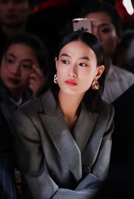 秦舒培罕见青涩照,脸上有些婴儿肥,清清爽爽像刚出道时的郑爽?