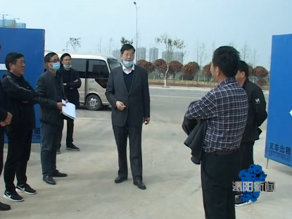 张树营深入一线建设工地对城区建设及绿化工作进行现场办公