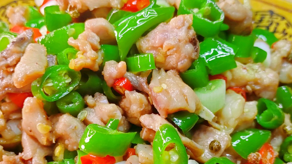 重庆尖椒兔的家常做法，麻辣鲜香肉质鲜嫩，下酒巴适的很好吃过瘾