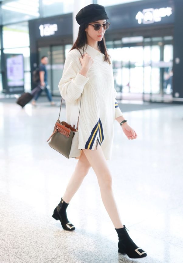 张钧甯近日机场私服,穿针织衫搭牛仔短裤,这身材让人羡慕不已