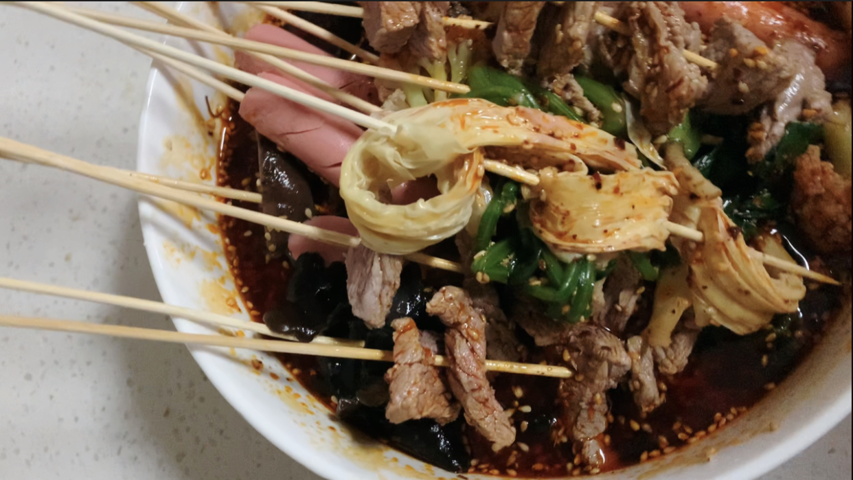 小伙在家自制钵钵鸡冷锅串串,满满的红油,香辣可口,一次吃过瘾