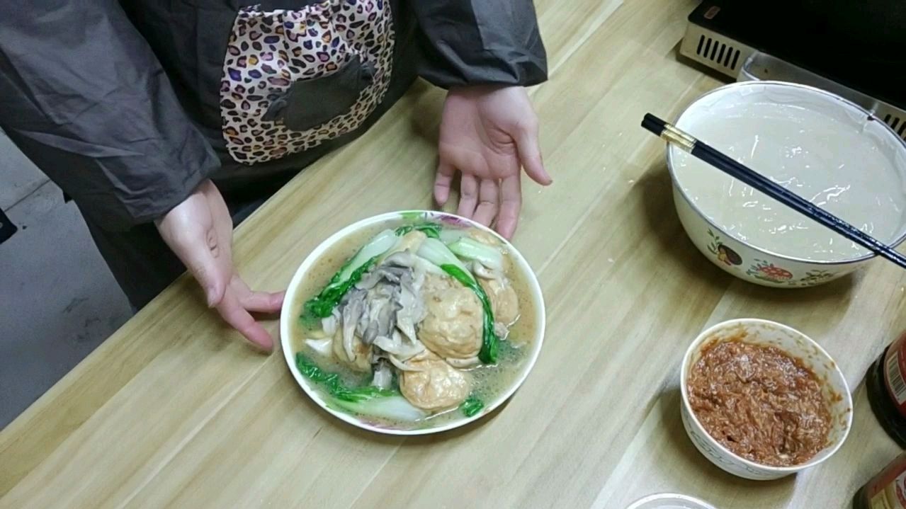 口感嫩滑的油面筋酿肉配上满满胶原蛋白的鱼鳞冻!营养美容又补钙
