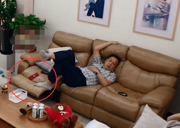 魏大勋家客厅有60平,卧室像酒店,家具很先进,唯独餐桌有点小