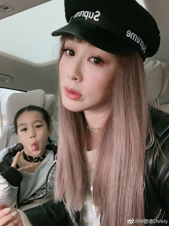 钟丽缇带考拉出门"约会" 母女俩打扮时髦前卫颜值高