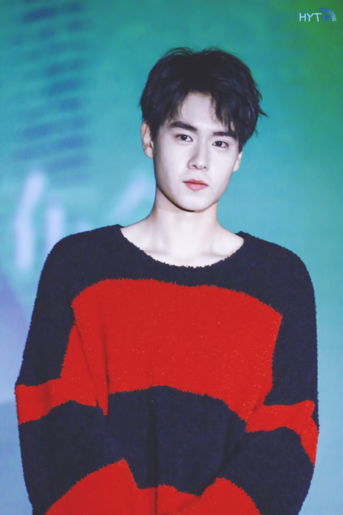 胡一天穿红黑毛衣亮相品牌活动,皮肤白皙帅气十足