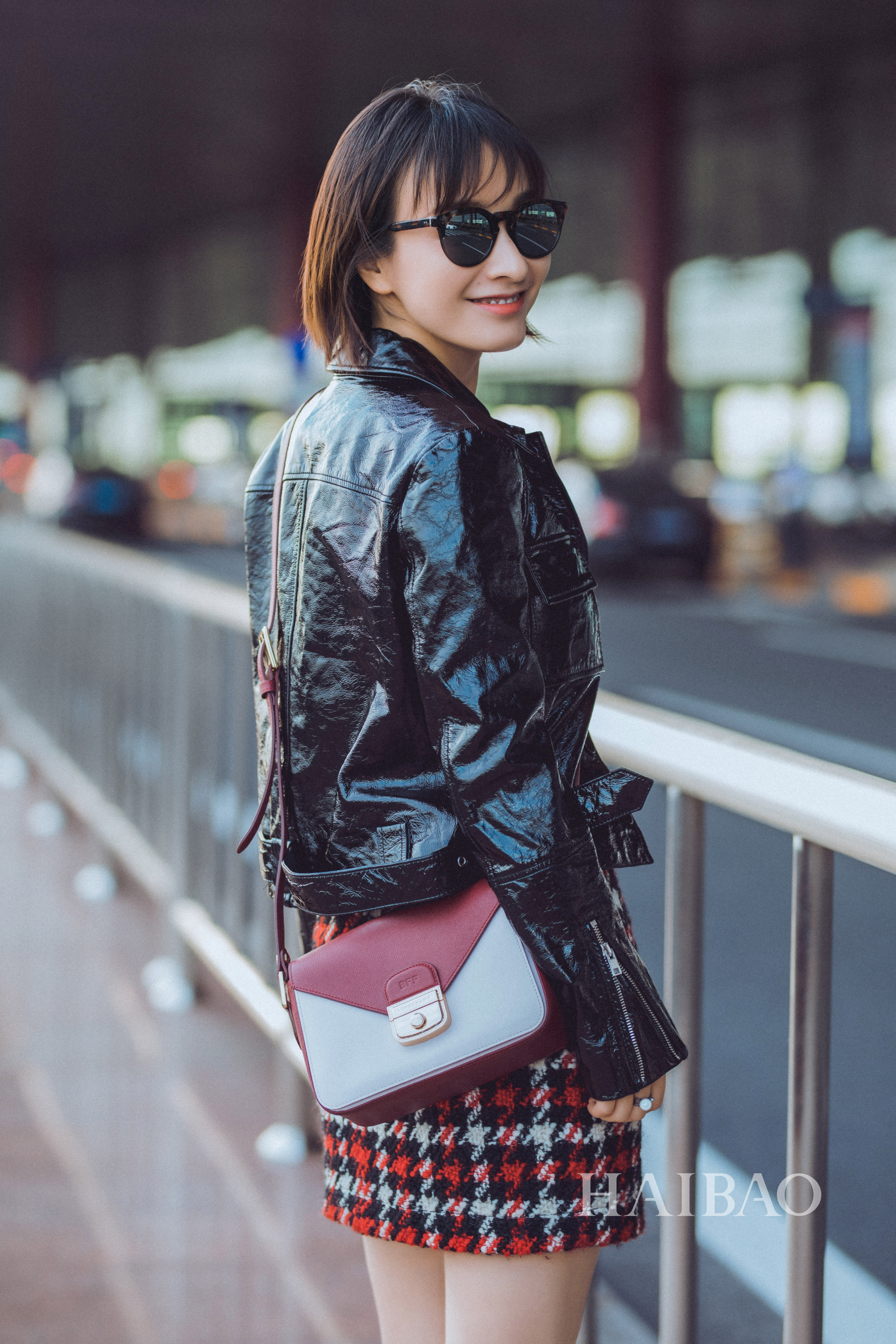 吴昕出发2019春夏纽约时装周机场街拍:简约秋日look甜美又俏皮!