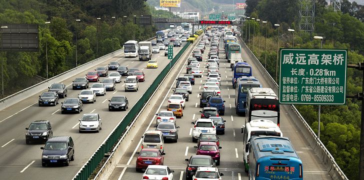 莞深高速小车追尾后侧翻,女子自行爬出车外!场面好惊险