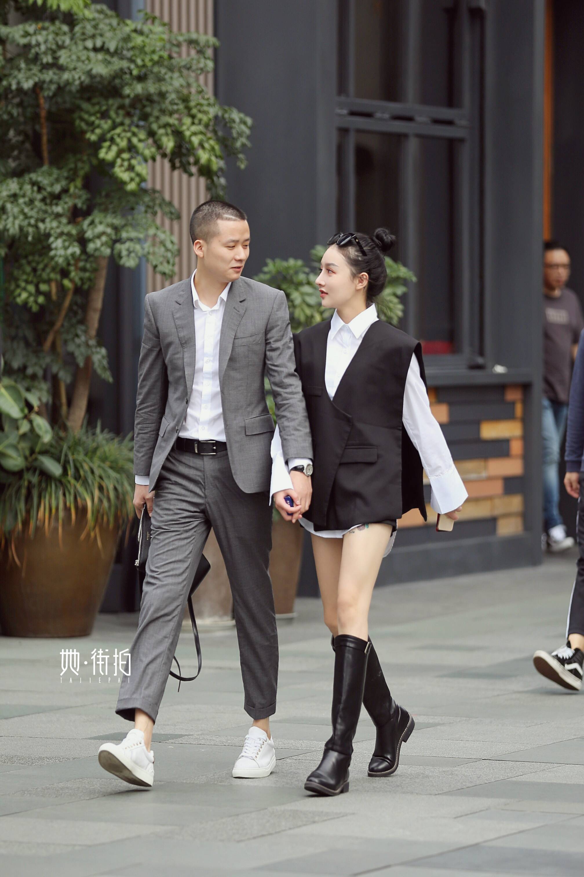 帅哥美女的情侣组合是不是超养眼呀!走在街上回头率一定很高吧!