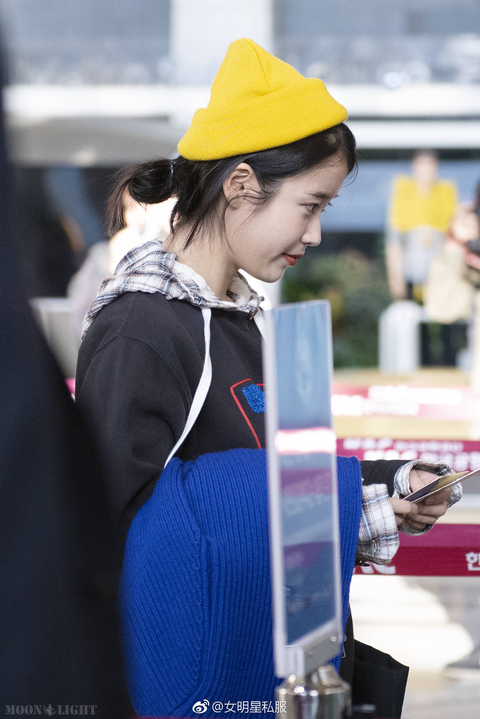 iu黑色卫衣现身机场,小黄帽太可爱,皮肤白净打满分!