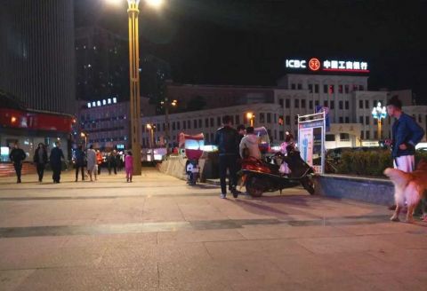 南充市五星花园的王小美,还有他的直播团队