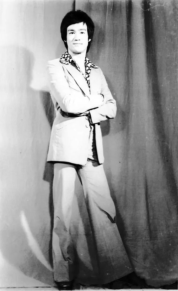 时代潮流的先锋:穿喇叭裤的李小龙