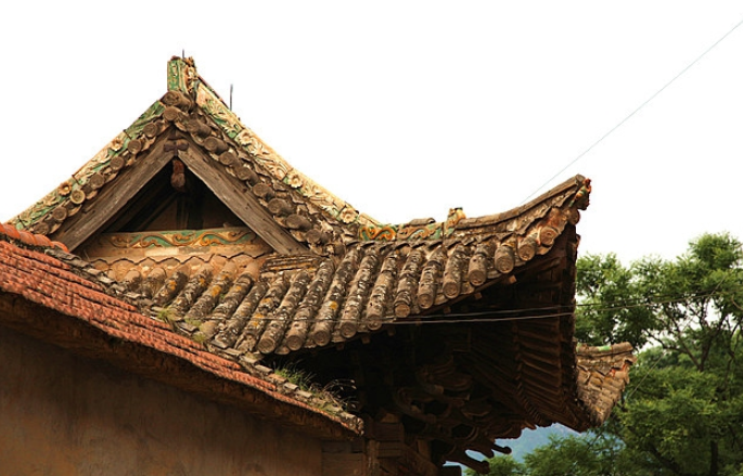 歇山顶就是歇山式屋顶,这种样式宋朝时期称为九脊殿,清朝改称为九脊顶