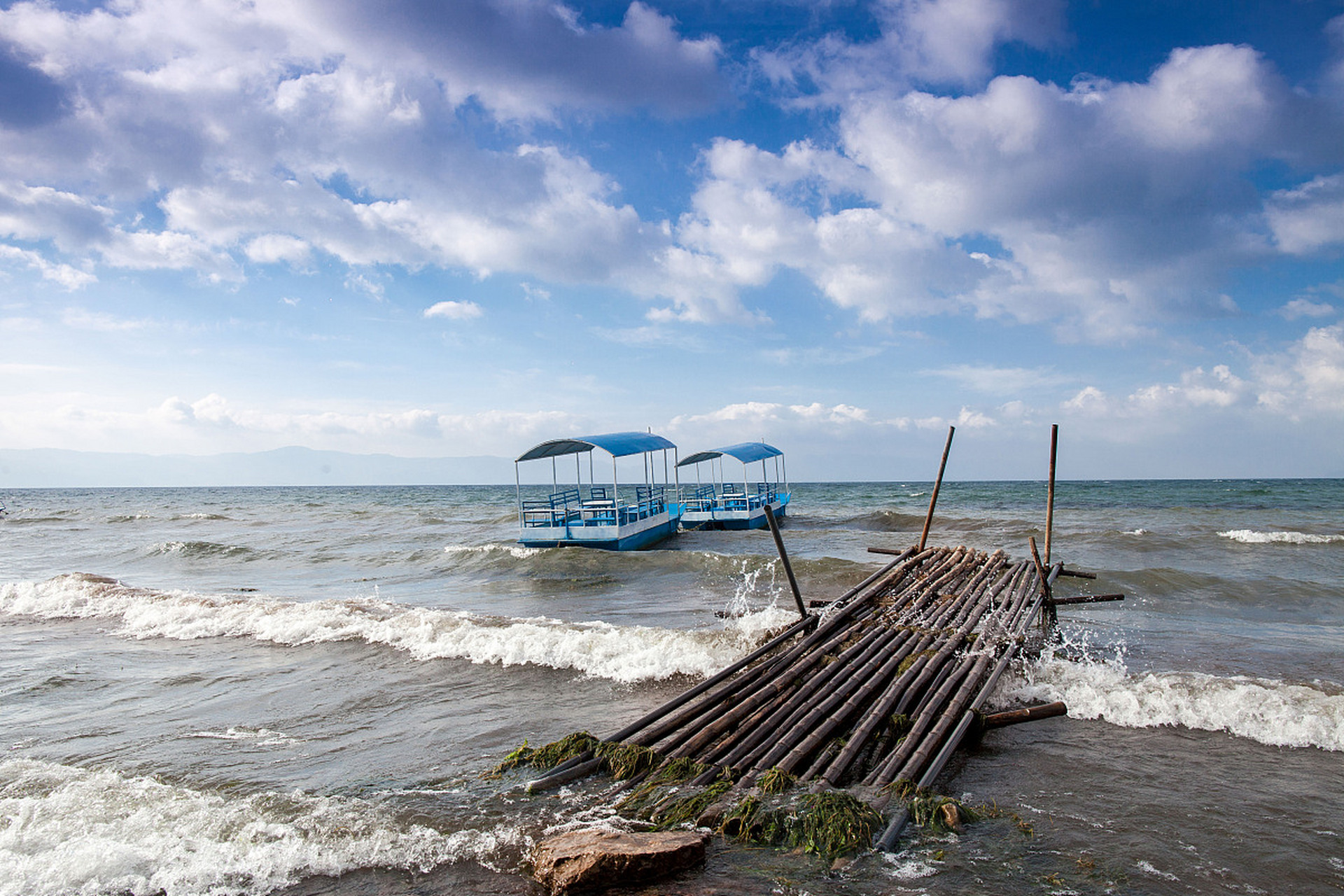 抚仙湖位于中国云南省玉溪市澄江县以南5公里处,是云南省的著名景点之