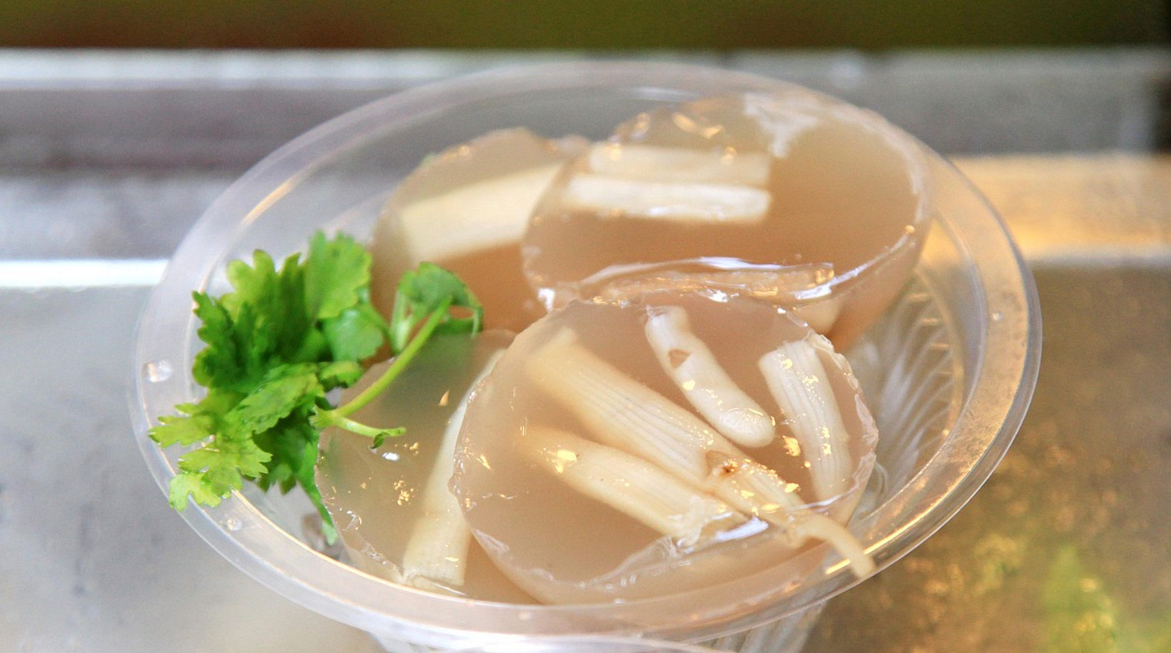 美食# 福建的传统风味小吃土笋冻可谓美食界的"黑暗料理".