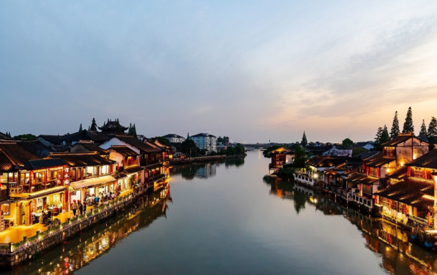 东南方是松江区的小昆山,南边是练塘,西南是属于金泽镇的西岑,西面隔