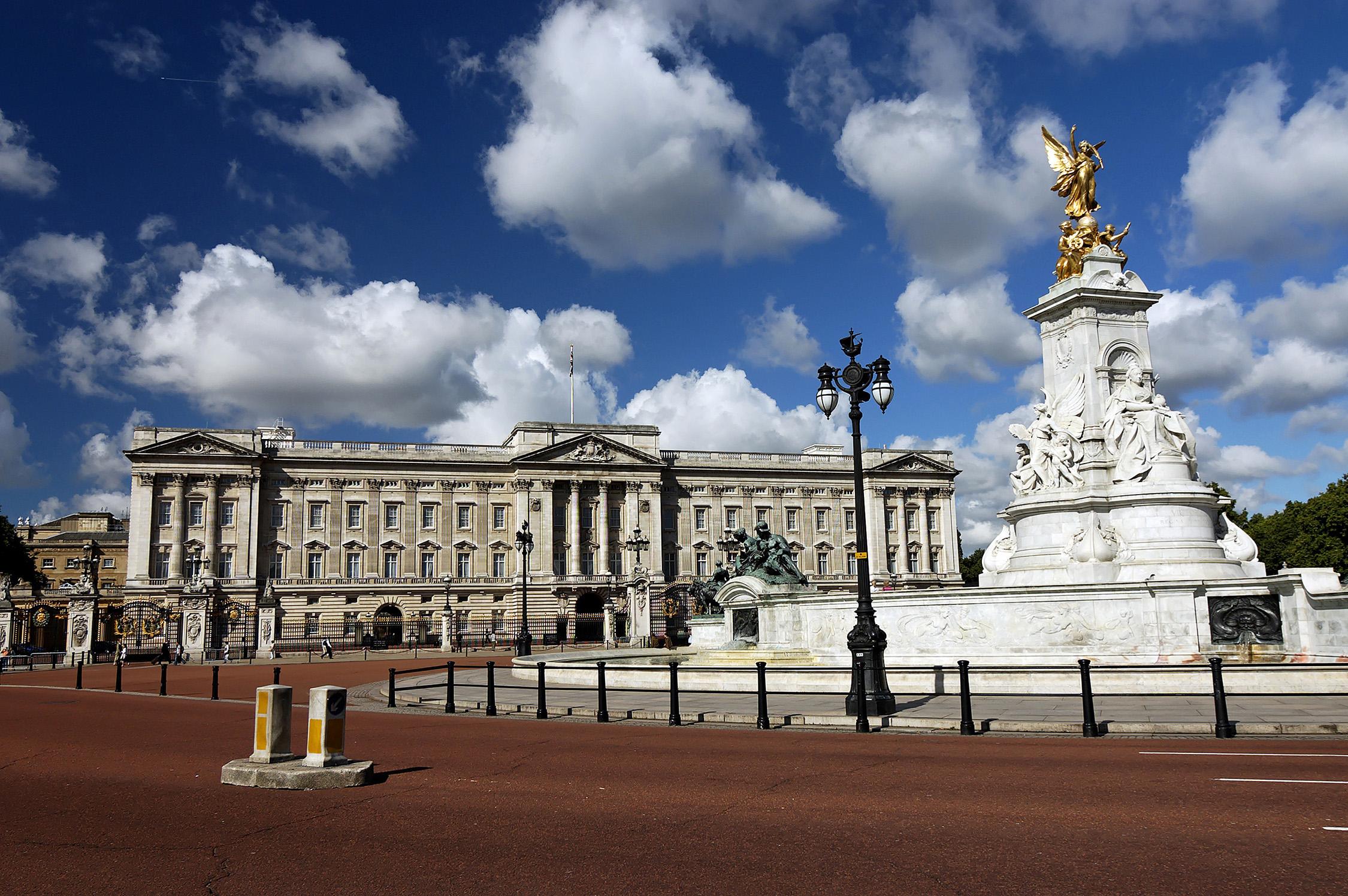 游客可以在这里参观豪华的宫殿和大客厅,享受皇家的热情款待