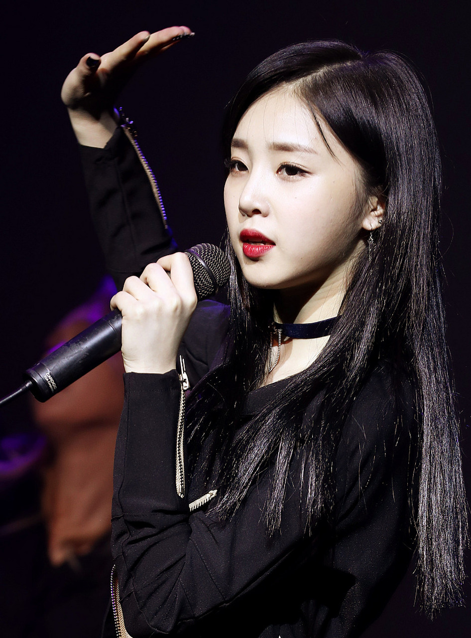 韩国歌手金娜熙,一个在音乐界闪耀的星星,她的生涯令人惊叹.