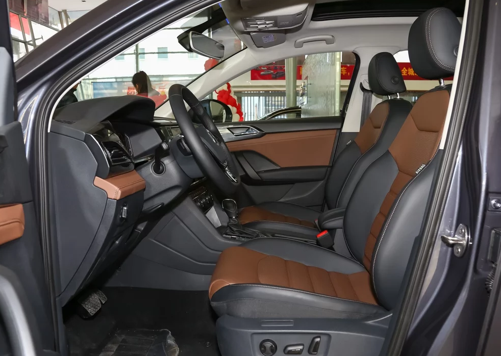 大众途岳280tsi豪华版,看起来炯炯有神,在路上很醒目