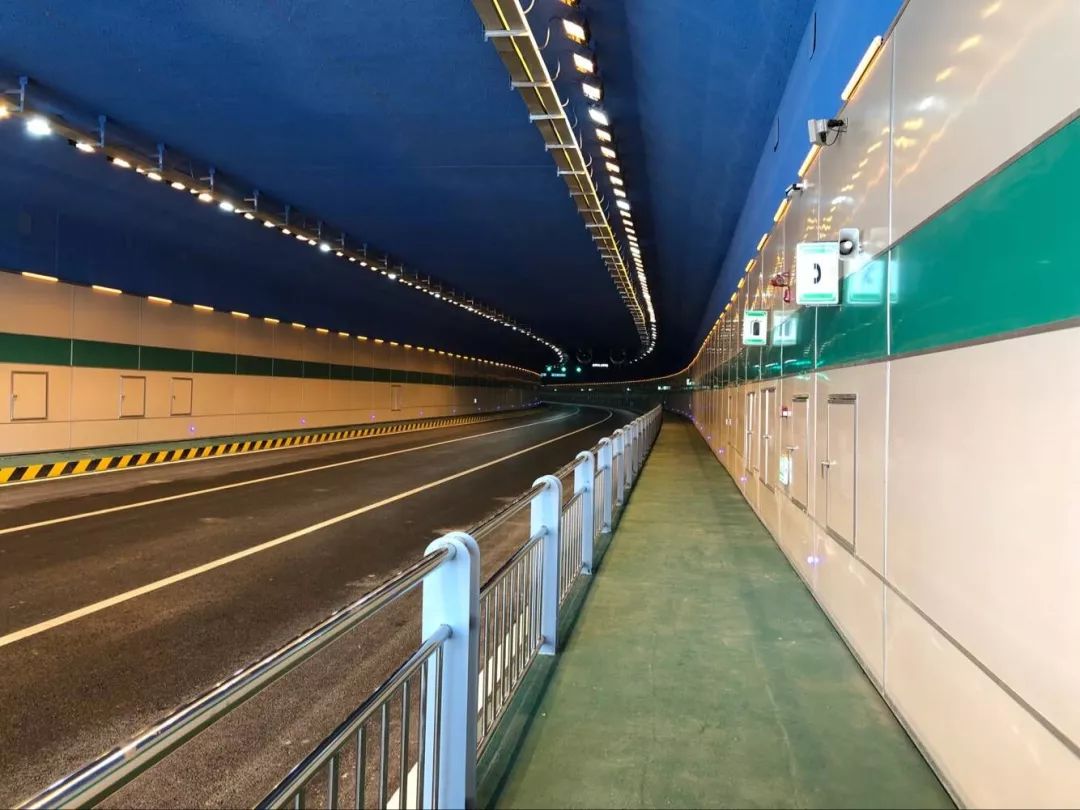 凤凰路隧道进口黄色暖光灯和白灯搭配,进来之后不刺眼