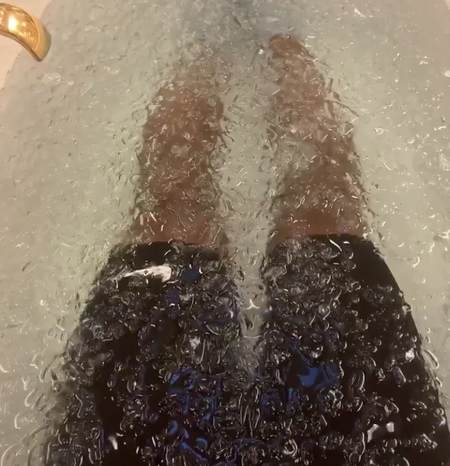 体验冰水浴!詹姆斯晒照:在早间训练前恢复身体