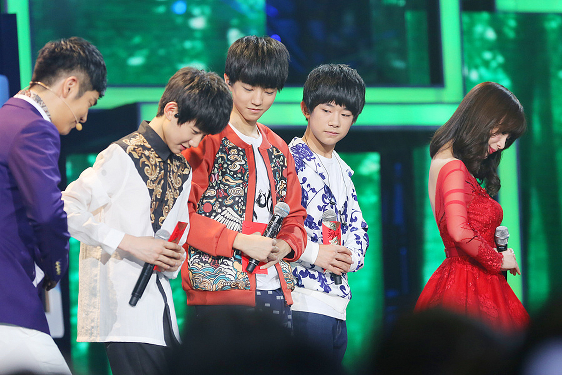 原来柳岩和tfboys同台过[捂脸]!王源小时候好可爱!